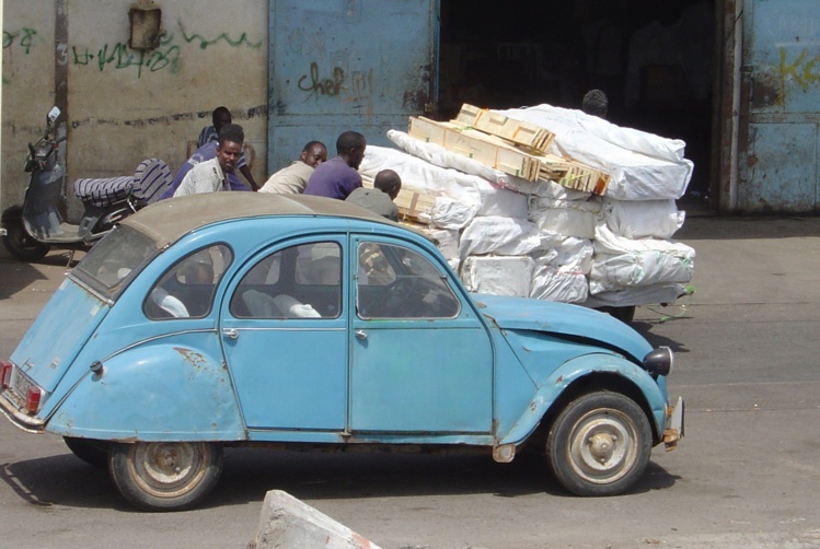 L’exportation de véhicules d’occasion vers des pays pauvres, un business lourd de conséquences