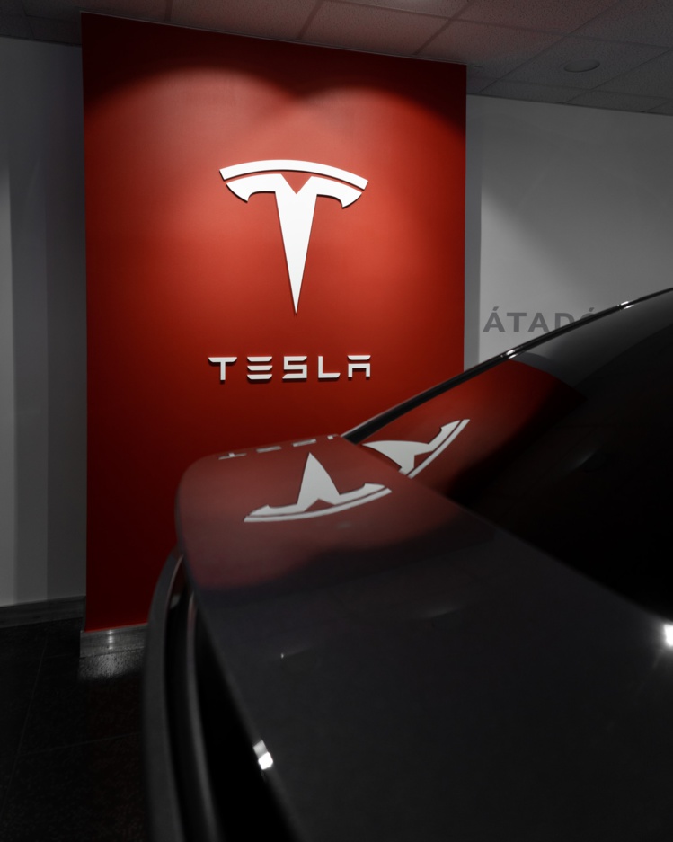 Tesla annonce des résultats financiers records, mais des problèmes persistent