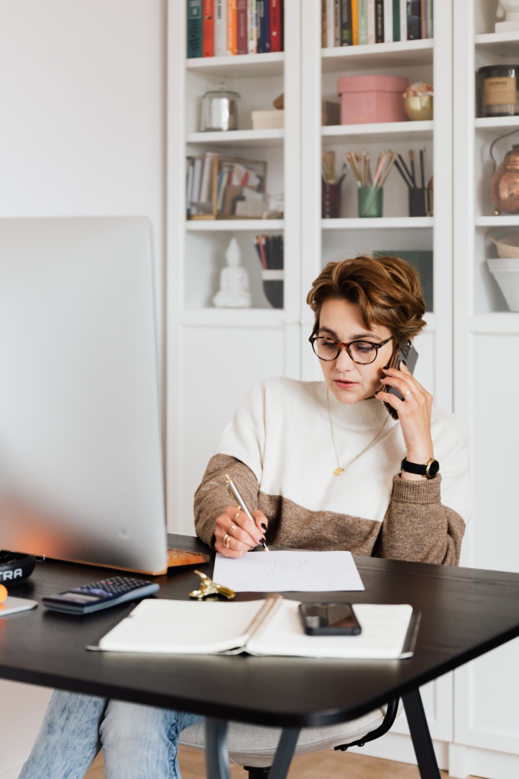 Les femmes cadres davantage épuisées et toujours sous-payées en 2020