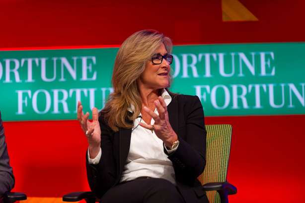 Apple débauche Angela Ahrendts, la PDG de Burberry