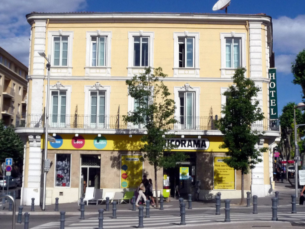 Bricorama est débouté de sa demande et doit de plus verser 12 000 euros de dommages et intérêts à chacun de ses concurents. Bricorama est débouté de sa demande et doit de plus verser 12 000 euros de dommages et intérêts à chacun de ses concurents.