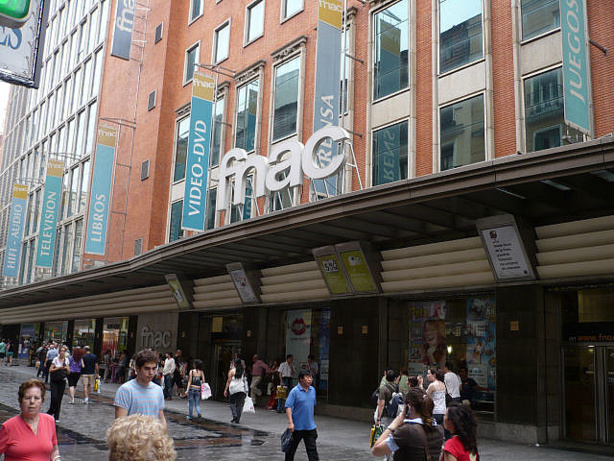 La Fnac et la SNCF se lancent également dans la brèche du travail du dimanche. La Fnac et la SNCF se lancent également dans la brèche du travail du dimanche.