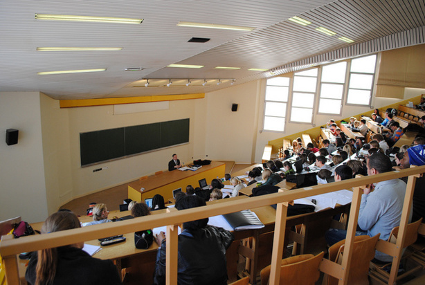 Le rapprochement entre université et entreprises, un véritable serpent de mer pour la France, toujours à la traîne dans le domaine. Le rapprochement entre université et entreprises, un véritable serpent de mer pour la France, toujours à la traîne dans le domaine.