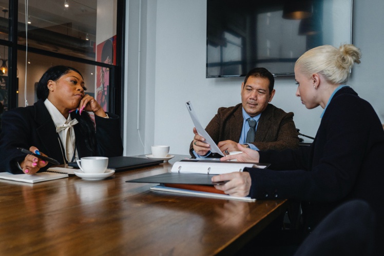 Égalité femmes-hommes en entreprise : les « pires élèves » choisissent de s’établir hors de France pour échapper aux quotas Égalité femmes-hommes en entreprise : les « pires élèves » choisissent de s’établir hors de France pour échapper aux quotas