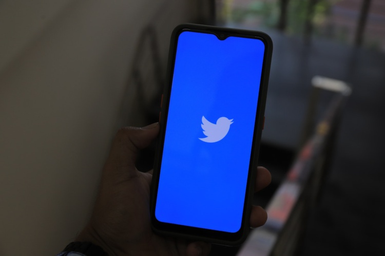Twitter a récemment introduit des changements majeurs, dont une limitation du nombre de tweets visibles et la monétisation de l'application TweetDeck. Twitter a récemment introduit des changements majeurs, dont une limitation du nombre de tweets visibles et la monétisation de l'application TweetDeck.