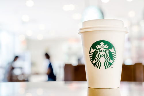 ​Le PDG de Starbucks demande aux employés d'être 