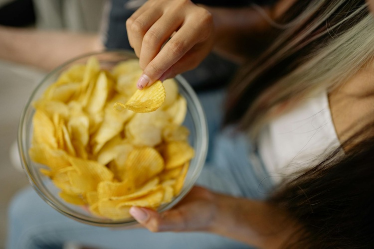 Pénurie d'encres oblige, ce fabricant de chips japonais passe ses paquets en noir et blanc Pénurie d'encres oblige, ce fabricant de chips japonais passe ses paquets en noir et blanc