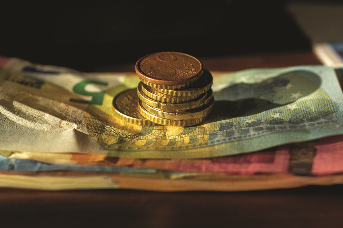 1 salarié sur 2 gagne moins de 1 789 euros par mois