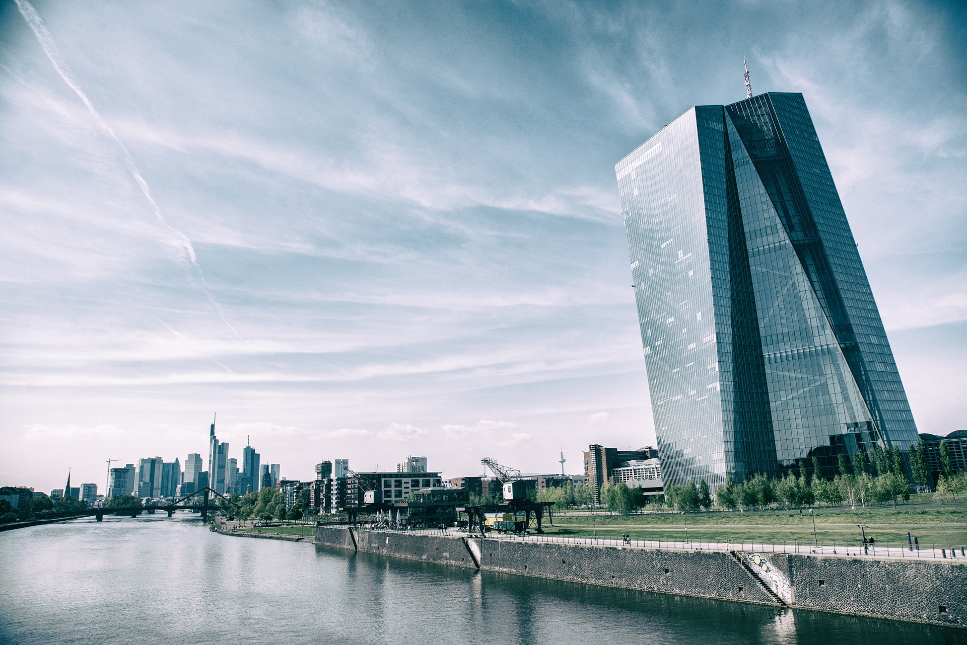 La BCE demande aux banques de ne verser ni bonus ni dividendes