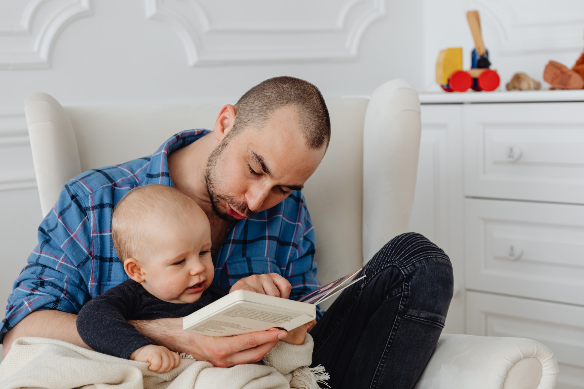 Congé paternité : 1 père sur 3 ne le prend toujours pas