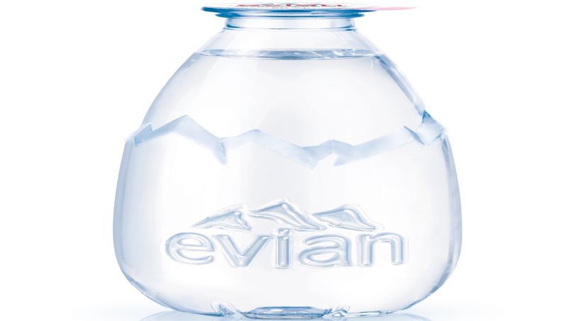 Evian lance une nouvelle bouteille pour viser le marché du « verre