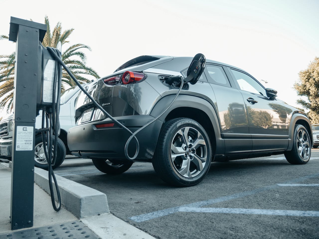 Les immatriculations de voitures électriques et hybrides deviennent majoritaires