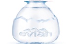 Evian lance une nouvelle bouteille pour viser le marché du « verre d’eau » Evian lance une nouvelle bouteille pour viser le marché du « verre d’eau »