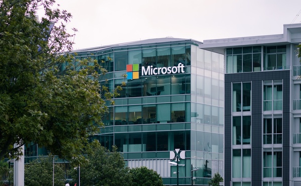 Microsoft dépasse les 4 000 milliards de dollars de capitalisation après des résultats records